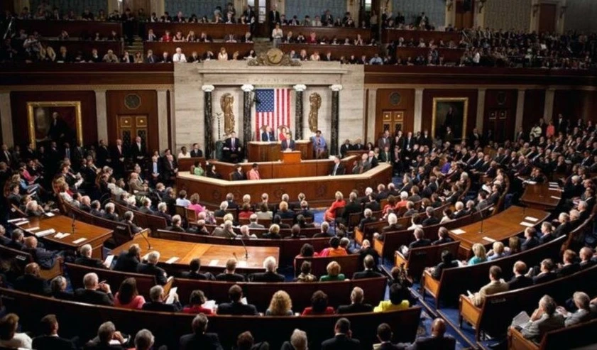 Senadores republicanos bloquean iniciativa que limita poder de Trump para declarar guerra contra Irán.