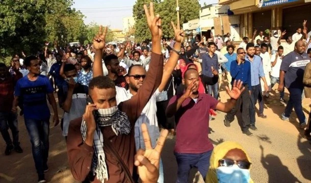 Llaman a la desobediencia civil tras ataque del Consejo Militar a los manifestaciones .