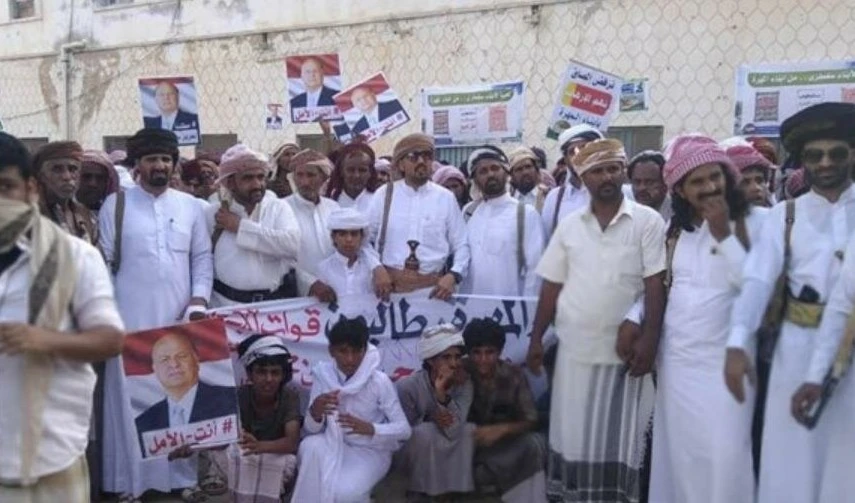 “Al Mahrah rechaza la ocupación saudita-emiratí”, se podía leer en los carteles que portaban los manifestantes, que reclamaban también la salida de todas fuerzas ocupantes del aeropuerto de Al-Ghaydah, capital de la referida provincia. 