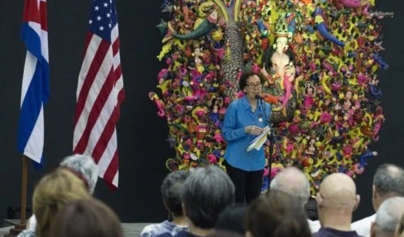 Nacida en Nueva York, desde muy joven participó activamente en la lucha antifascista. 