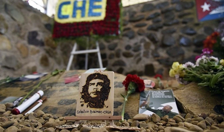 El rostro del Che es reconocido en todo el mundo. Pero el mito sobre el Che se refleja en los nombres de los sitios que visitó, de quienes lo acompañaron en su lucha y de los acontecimientos históricos en los que participó. 