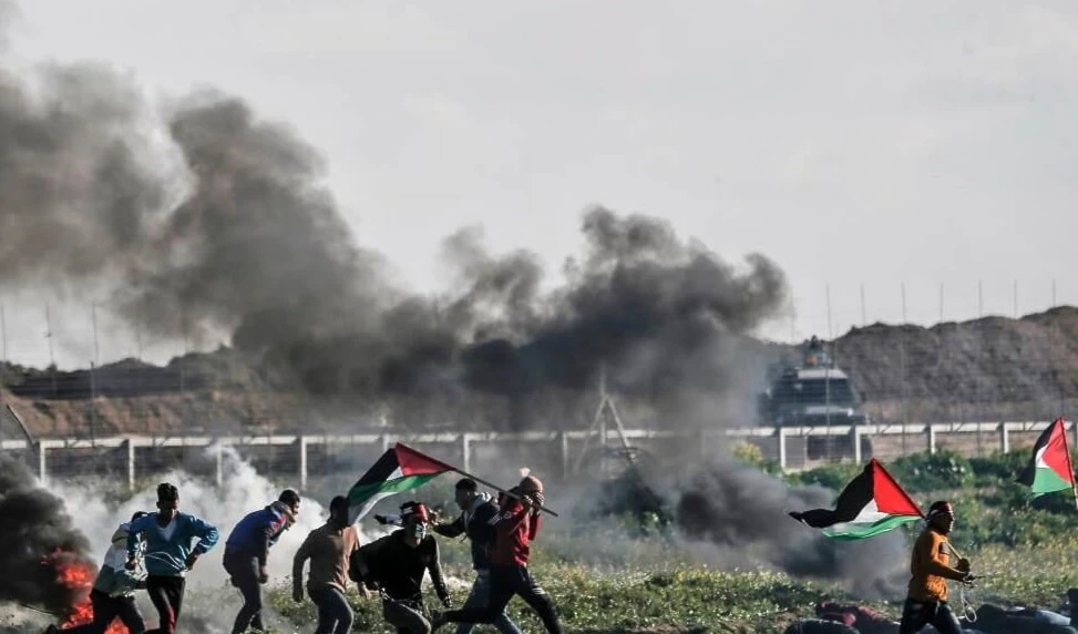 Ejército israelí informa de tres soldados heridos en la cerca que separa la Franja de Gaza.
