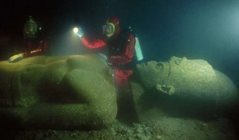 Hallan ciudad egipcia hundida con grandes tesoros