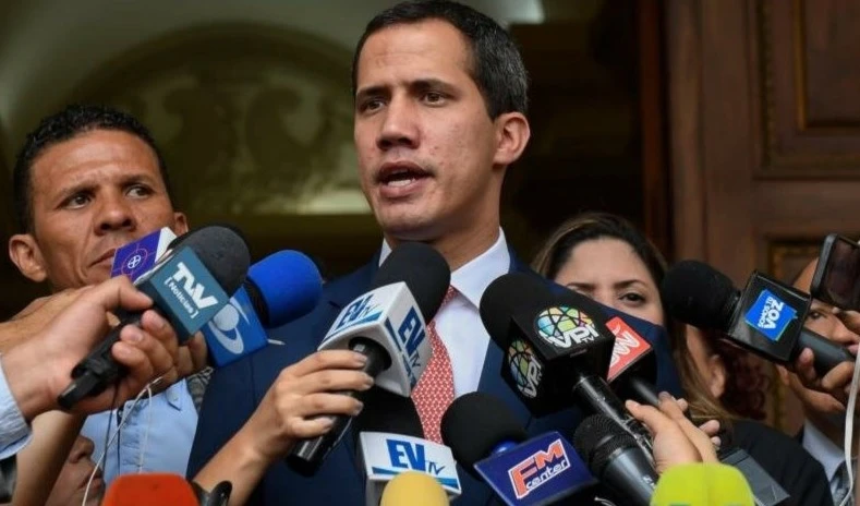 Opositor venezolano Juan Guaidó habla en una rueda de prensa en Caracas, 13 de agosto de 2019. (Foto: AFP)