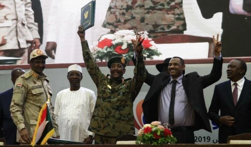 El Consejo Militar de Sudán y la oposición firman un acuerdo sobre el período de transición.