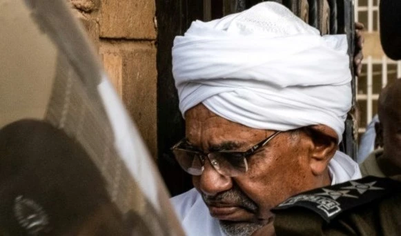 Al-Bashir revela haber recibido fondos de Bin Salman y Bin Zayed.