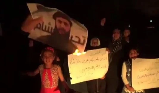 Sirios queman fotos de Al-Golani en Idleb después del colapso de sus elementos en Khan Cheikhun.