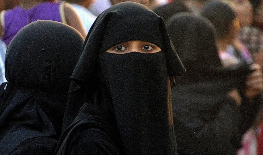 Entran en vigor enmiendas que permiten a mujeres sauditas viajar al extranjero sin permiso del hombre. Entran en vigor enmiendas que permiten a mujeres sauditas viajar al extranjero sin permiso del hombre.