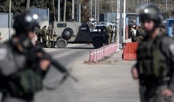 (Israel) en espera y a la expectativa.