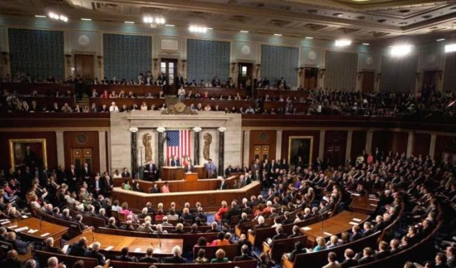 Legisladores de EE.UU. redoblan esfuerzos para evitar que Trump entre en guerra con Irán.