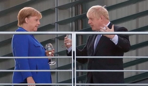 Johnson y Merkel coinciden en la necesidad de formular una respuesta global a las instalaciones petroleras sauditas.