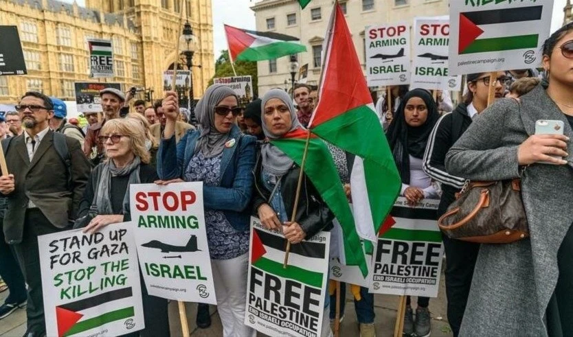 Manifestantes británicos expresan su apoyo a Palestina ante la ocupación israelí.