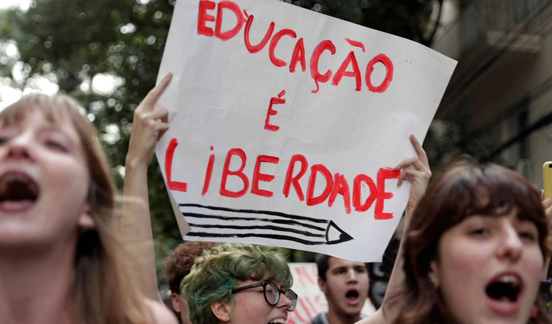 Estudiantes brasileños protestan contra políticas de Jair Bolsonaro y en defensa de la Amazonía