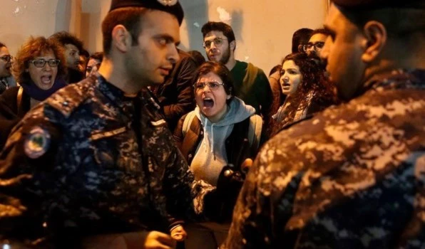 Amplio despliegue de fuerzas de seguridad en Beirut tras llamado a continuar las manifestaciones. Amplio despliegue de fuerzas de seguridad en Beirut tras llamado a continuar las manifestaciones.