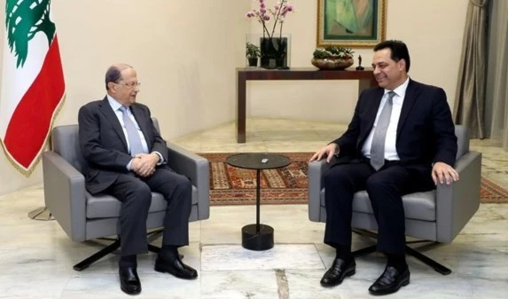 El presidente libanés, Michel Aoun, recibe al primer ministro designado Hassan Diab.