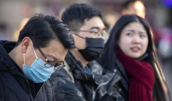 Las autoridades chinas llamaron a redoblar las medidas de prevención ante el brote, que ocurre en medio de la temporada alta de viajes por la Fiesta de la Primavera, el Año Nuevo Lunar chino. Foto: AP