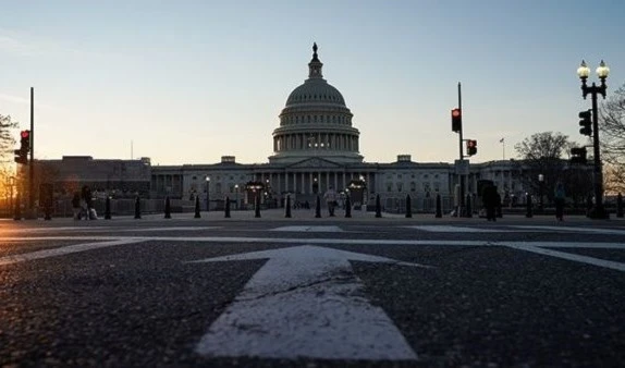 Senado de EE.UU. aprueba reglas para juicio político a Trump.