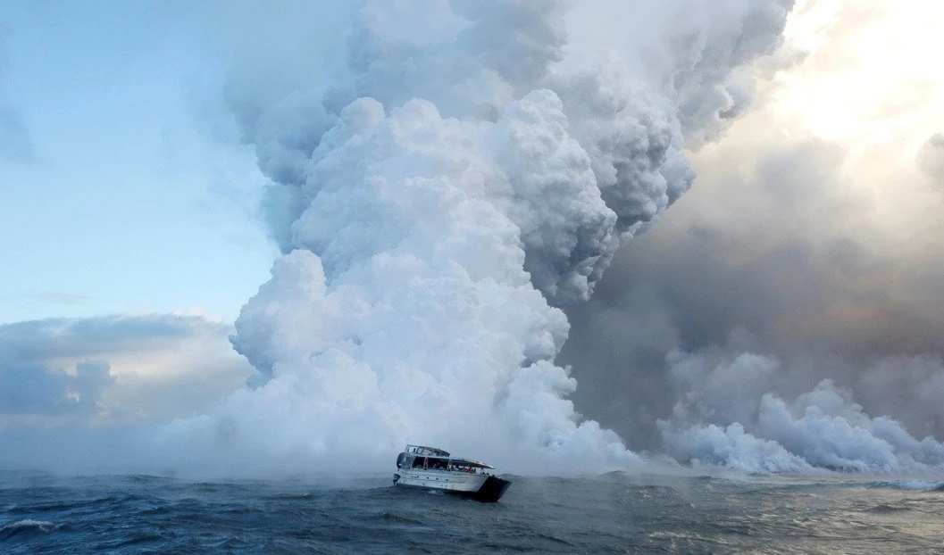 La lava fluye hacia el Océano Pacífico (Foto: Reuters)