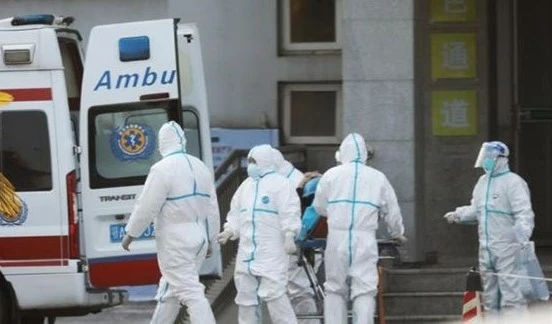Personal médico transfiere pacientes a un hospital en Wuhan, China, municipio en el que surgió el brote del nuevo coronavirus llamado 'nCoV'. Foto: EFE. Personal médico transfiere pacientes a un hospital en Wuhan, China, municipio en el que surgió el brote del nuevo coronavirus llamado 'nCoV'. Foto: EFE.
