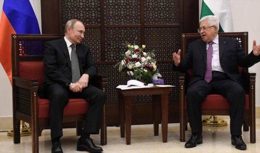 El presidente ruso, Vladimir Putin (izquierda) se reúne con su par palestino, Mahmud Abbas.