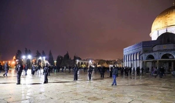 Fuerzas israelíes asaltan la mezquita Al-Aqsa y atacan a los fieles con palizas y balas de goma. Fuerzas israelíes asaltan la mezquita Al-Aqsa y atacan a los fieles con palizas y balas de goma.