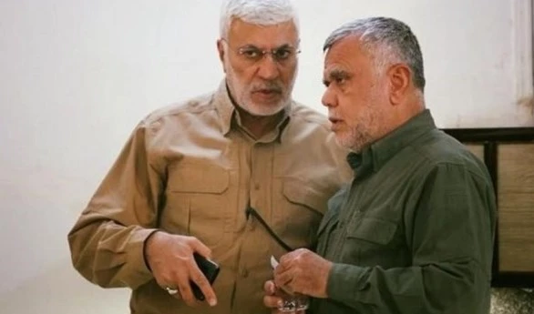 El secretario general de la "Organización Badr" y líder de la Movilización Popular iraquí, Hadi al-Amiri (derecha), junto al mártir Abu Mahdi al-Muhandis. 