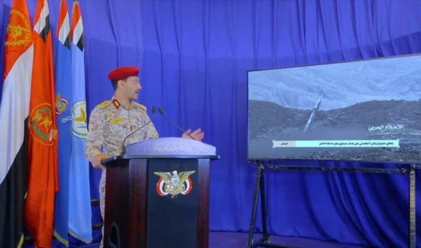 Tropas yemenitas atacan desfile militar de tropas pro-sauditas.