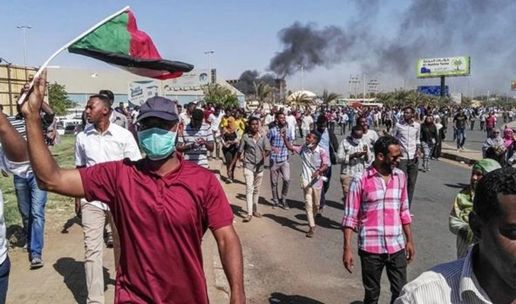 Manifestantes sudaneses critican inacción del gobierno ante crisis económica.