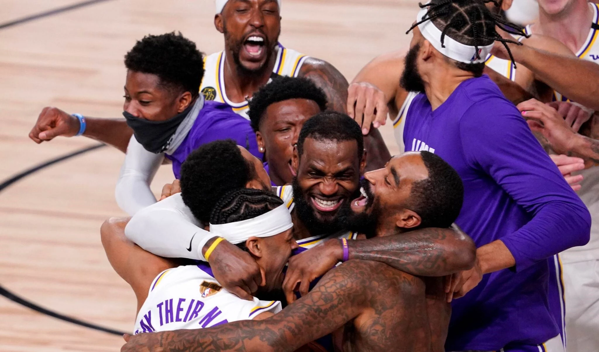 Lakers vencen al Heat y se coronan en la NBA Lakers vencen al Heat y se coronan en la NBA