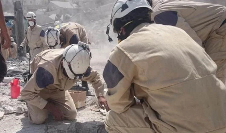 Los llamados Cascos Blancos escenifican ataque con armas químicas en Siria.