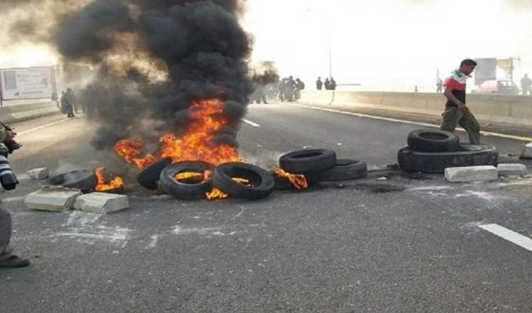 Manifestantes libaneses queman neumáticos y cortan el acceden vehicular a Beirut, la capital del país.
