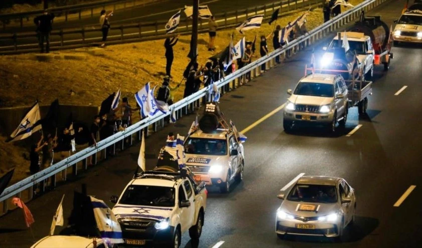 Caravana israelí protesta contra Netanyahu por corrupción.
