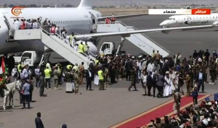 Avión de la Cruz Roja llega al aeropuerto de Saná con 100 presos yemenitas a bordo.