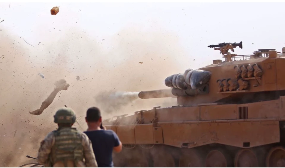 Fuerzas turcas y terroristas aliados bombardean ciudad al noreste de Siria.