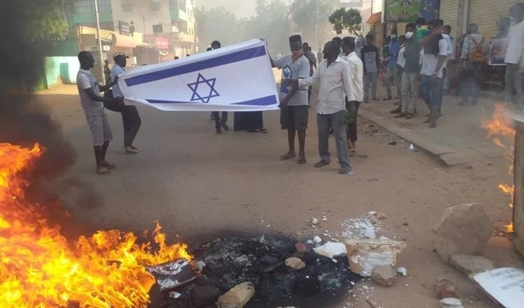 Furia popular en Sudán contra de la normalización.