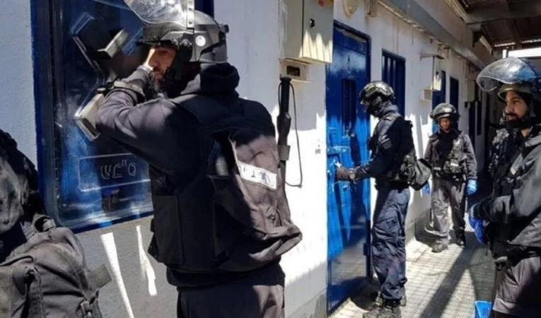 Soldados israelíes agreden a niños palestinos detenidos. Soldados israelíes agreden a niños palestinos detenidos.