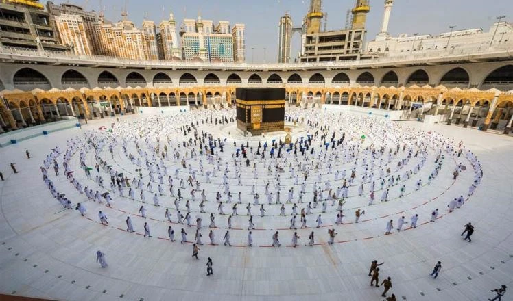Arabia Saudita abre puertas a peregrinos del Umrah.