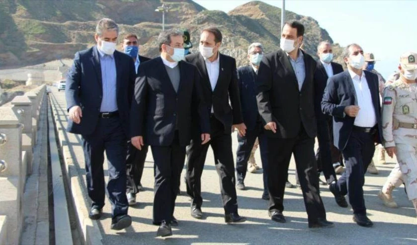 El vicecanciller iraní, Abás Araqchi (segundo a la izquierda) durante una visita al condado de Joda Afarin, en la provincia de Azerbaiyán Oriental.