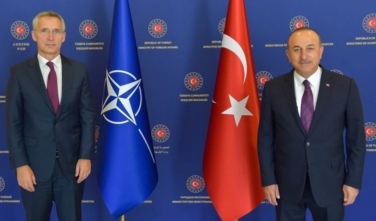 El canciller turco, Mevlut Cavusoglu (derecha) y el secretario general de la OTAN, Jens Stoltenberg.