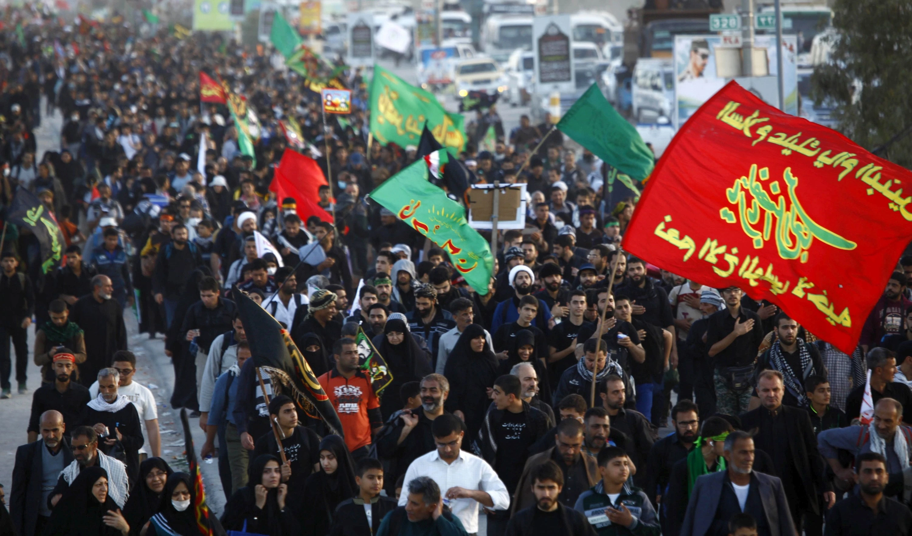 Peregrinación hacia la ciudad santa de Karbala.