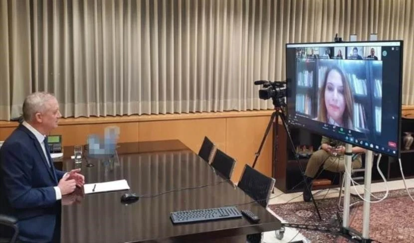 El ministro israelí de asuntos militares, Benny Gantz, participa en una rueda de prensa virtual con reporteros sauditas, emiratíes y bahreiníes.