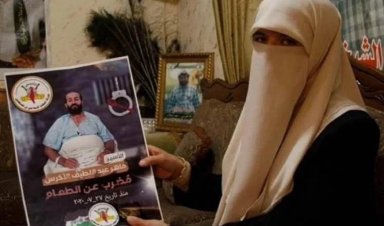 La esposa del preso Maher Al-Akhras.