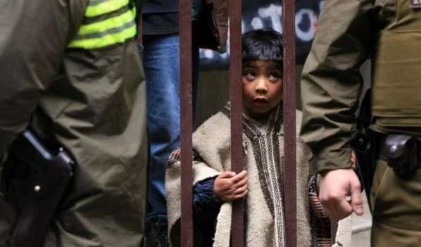 Critican a carabineros de Chile por violencia contra menores.