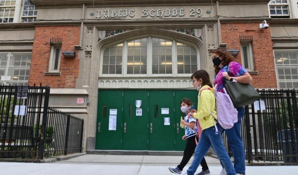 Nueva York cierra escuelas ante aumento de Covid-19. Nueva York cierra escuelas ante aumento de Covid-19.