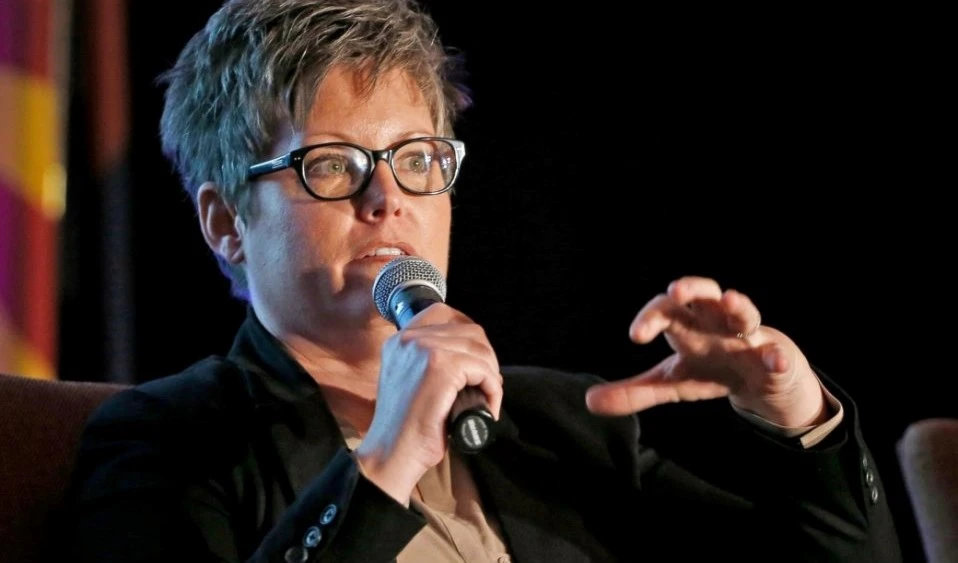 Katie Hobbs, secretaria de Estado de Arizona.