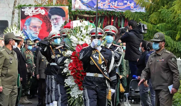 Honras fúnebres al mártir Fohsen Fakhrizadeh.