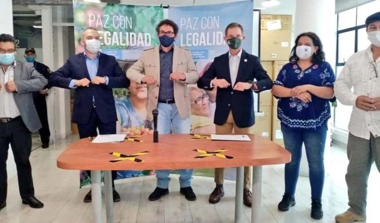 Exguerrilleros y Gobierno de Colombia firman compromiso con la paz.