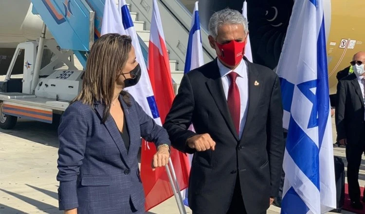 Delegación ministerial bahreiní arriba al aeropuerto israelí Ben Gurion.