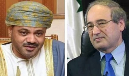 Los ministros de relaciones exteriores de Siria y Omán, Faisal Mekdad (derecha) y Badr bin Hamad Al Busaidi.