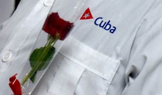 Integrantes de la brigada médica internacionalista, tras haber combatido la COVID19 en la República de Guinea Bissau, son recibidos a su arribo a Cuba. Foto: Omara García Mederos/ACN.